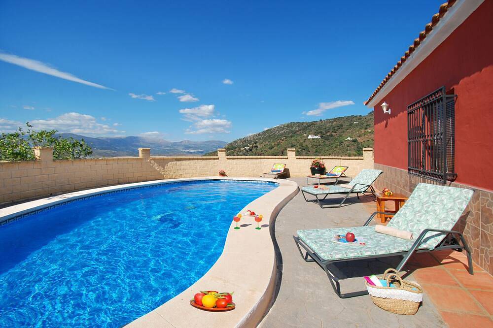 Hermosa villa campestre acogedora (6 personas) con gran piscina in Comares, Provincia de Málaga