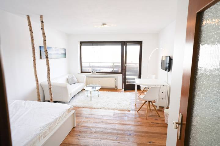 Entire studio, Studio Apartment 'Central and Nature Nearby' with Mountain View, Balcony and Wi-Fi in Penzberg, Pfaffenwinkel
