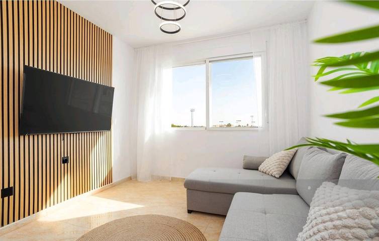 Apartamento vacacional entero, Apartamento moderno con piscina y terraza a 2 km de Playa Punta Prima in Orihuela, Costa Blanca