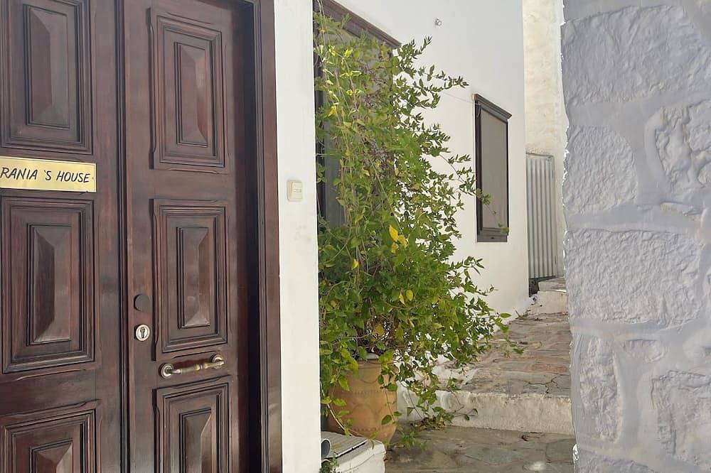 A spaceful house and very close to the port in Hydra