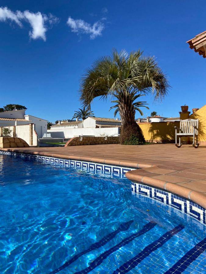 Chalet para 15 personas, con jardín además de piscina y vistas, Se admiten mascotas en Alt Empordà - 2