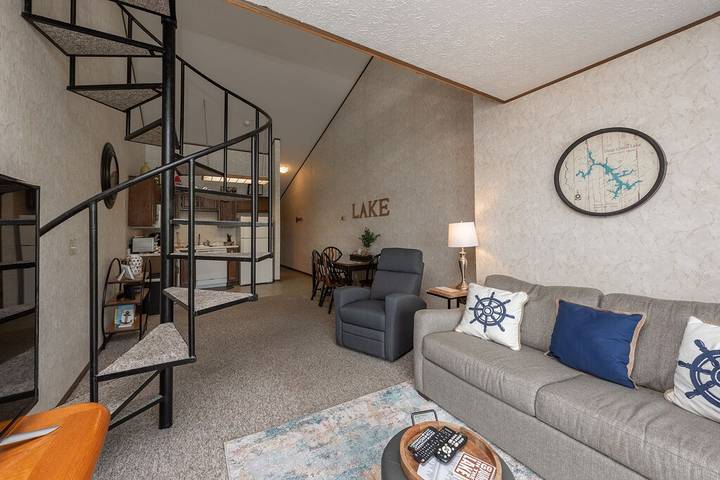 Vacation rental for 4 people, with hot tub and pool as well as balcony and sauna in Deep Creek Lake