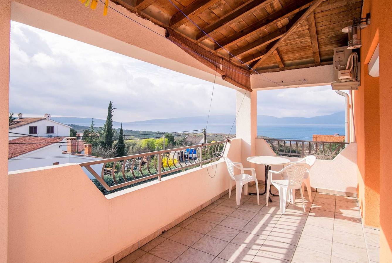 Ganze Wohnung, Apartment Jenny 1 mit Pool- und Meerblick in Pinezici, Krk