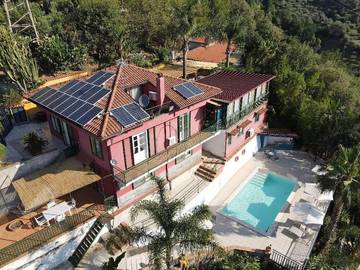 Cottage pour 2 personnes, avec vue ainsi que piscine et jardin à Graniti