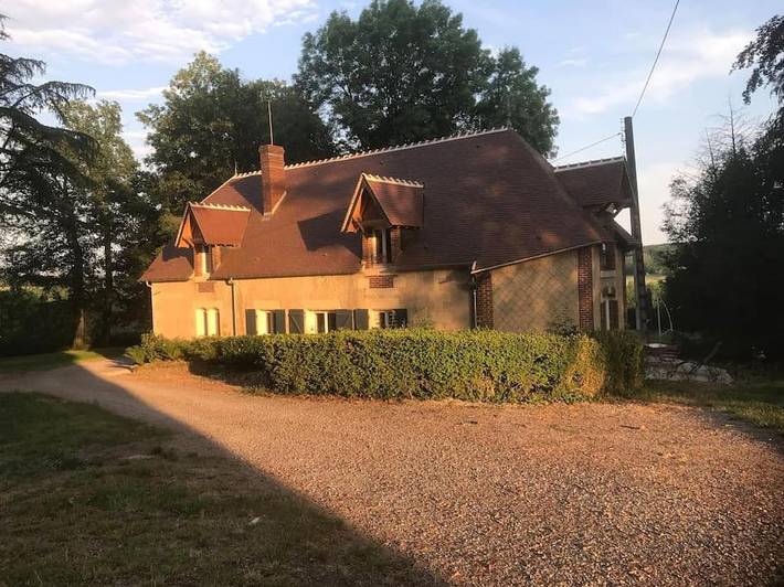 Gîte pour 8 personnes, avec jardin ainsi que piscine et vue à Urzy