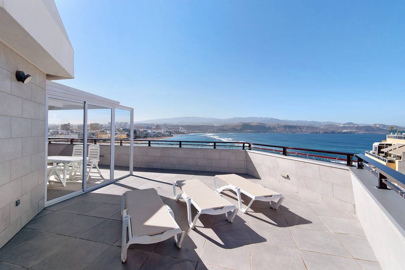 Apartamento entero, Apartamento "Ático Delux 80" con vistas al mar, Wifi y terraza en la azotea in La Isleta, Las Palmas de Gran Canaria