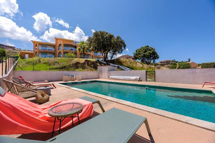 Appart’hôtel pour 4 personnes, avec vue ainsi que piscine et jardin