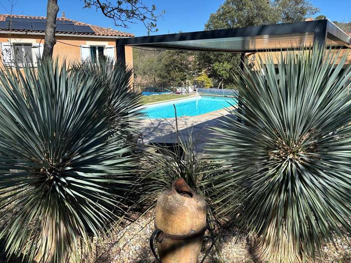 Location de vacances pour 10 personnes, avec piscine ainsi que jardin et terrasse à Mons (Gard)