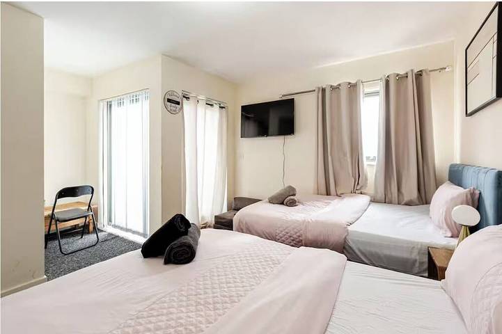 Atom Large 4/5 Bed House, Balcony, Sleeps 13, Free Parking, East London in Barking e Dagenham, Londra