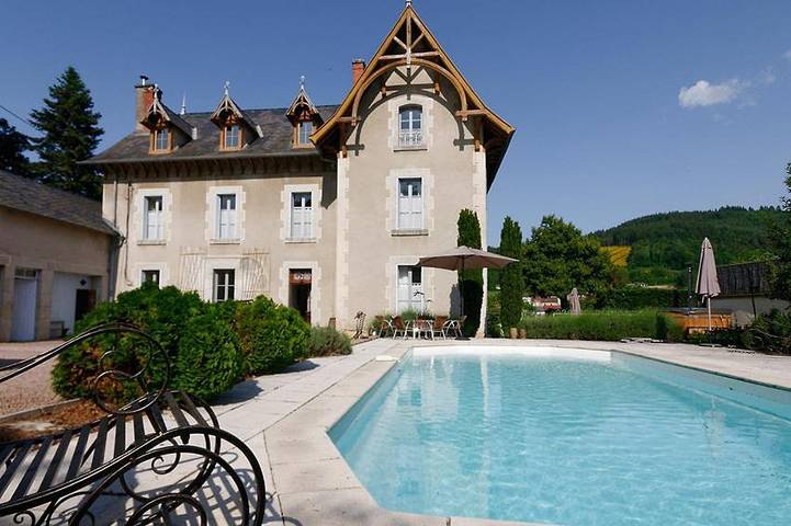 Chambre d’hôte pour 4 personnes, avec vue ainsi que piscine et jardin à Arfeuilles