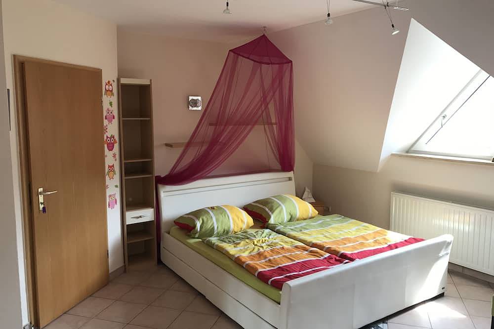 Ferienhaus mit Poolhalle/Sauna, Garten u. Familienfreundl. 10 Pers.,Wintergarten in Pyrbaum, Ostbayern