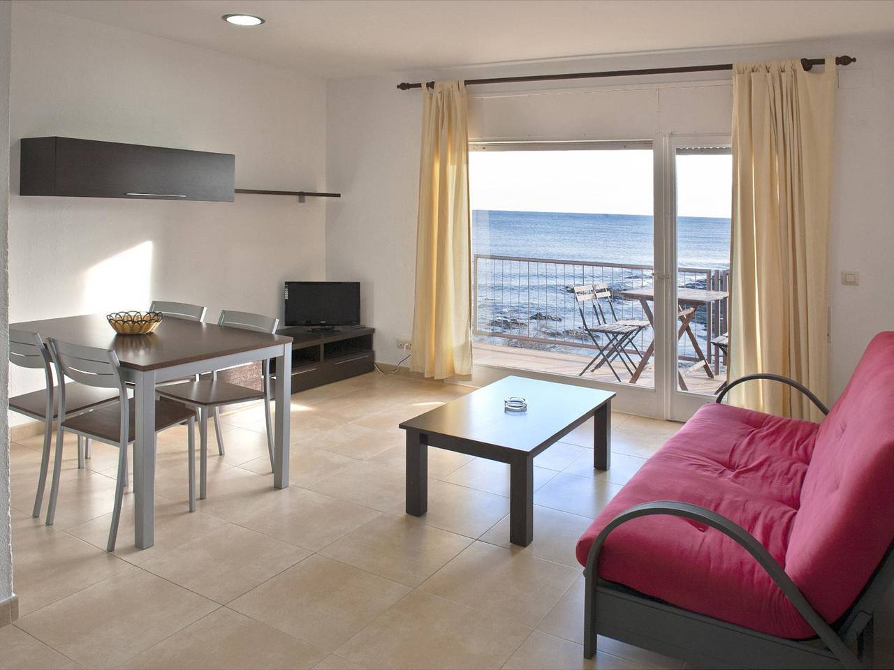 Apartamento entero, Apartamento luminoso en 1ª línea de mar con terraza y vistas, cerca de playas y comercios. in Llansá, Alt Empordà