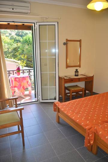 Vacation Rental for 4 Guests in Corfu, Greece, Picture 4