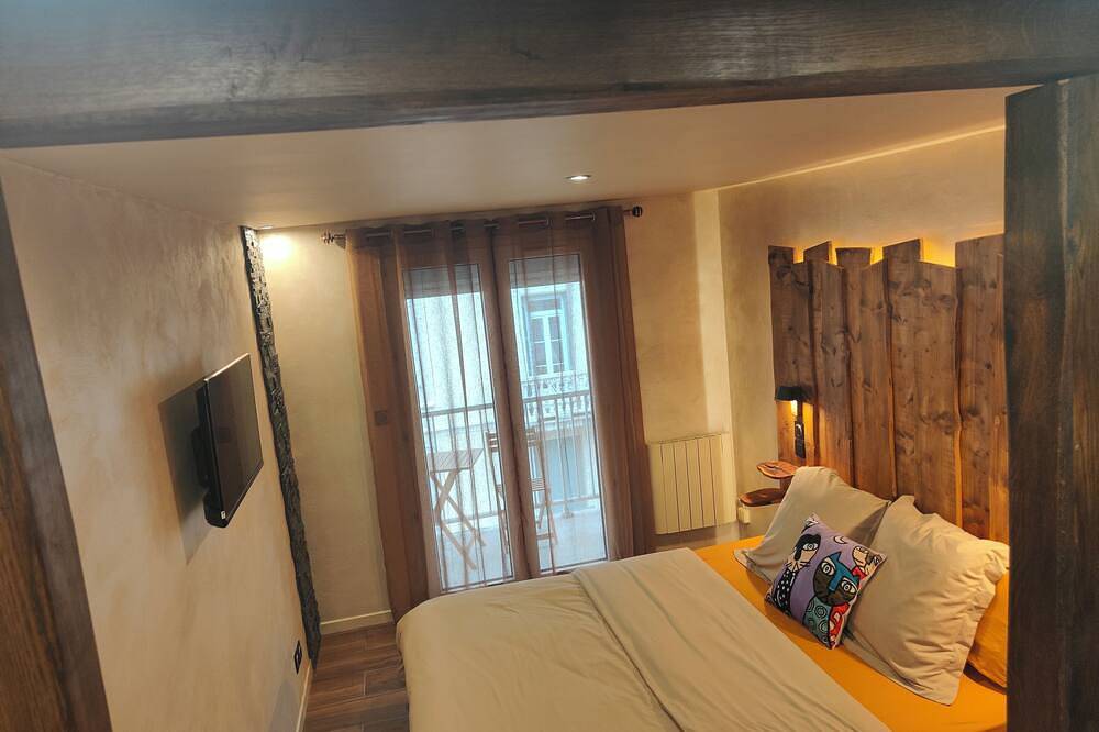 Ganze Wohnung, Modern, fully-equipped apartment in town center, located between lakes and mountains in Oyonnax, Nantua