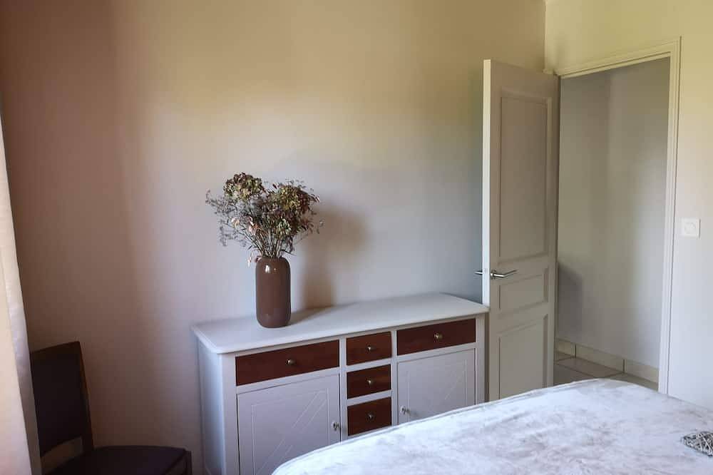 Comfortable garden house with veranda and jacuzzi in Le Chambon-sur-Lignon, Massif Central