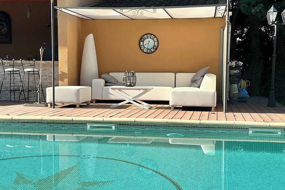 Large detached villa in Avignon for 12 people in Avignon, Vaucluse