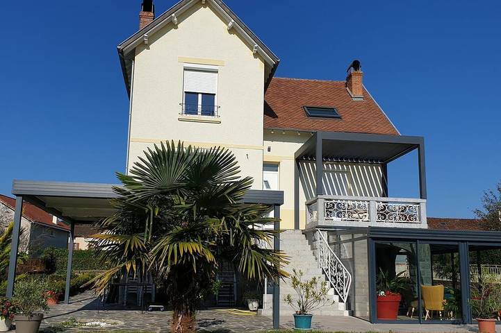Gîte pour 14 personnes, avec Balcon et Jacuzzi ainsi que Jardin et Piscine à Saint-Étienne-de-Maurs