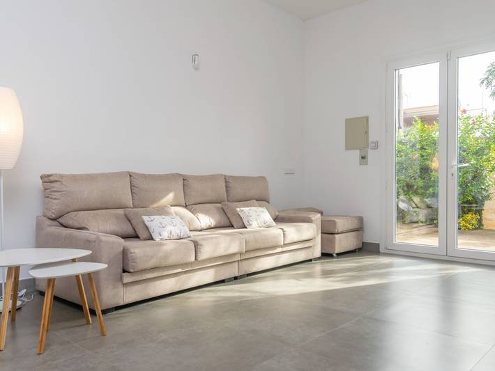 Appartement de vacances entier, Maison de ville en bord de mer avec jardin in S'illot Cala Morlanda, Manacor
