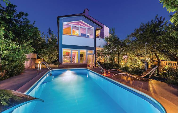 Ganze Ferienwohnung, Gemütliche Ferienwohnung mit Pool, WLAN und Terrasse – 900 m zum Strand in Vodice, Šibenik-Knin