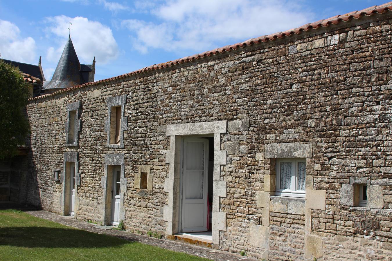 “Logis within the Castle Grounds” with Private Garden, Wi-Fi, and Air Conditioning in Paizay-Naudouin-Embourie, Charente