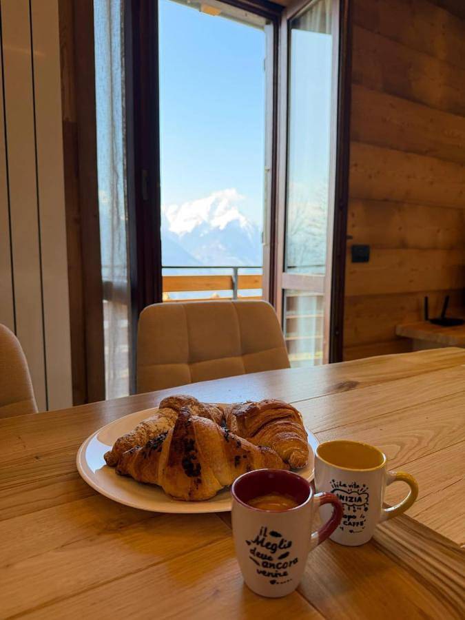 Location de vacances pour 6 personnes, avec vue et jardin à Mello