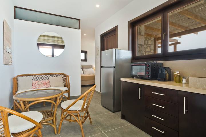 Location de vacances pour 2 personnes, avec vue sur l’océan ainsi que piscine et terrasse dans Karpathos - 2