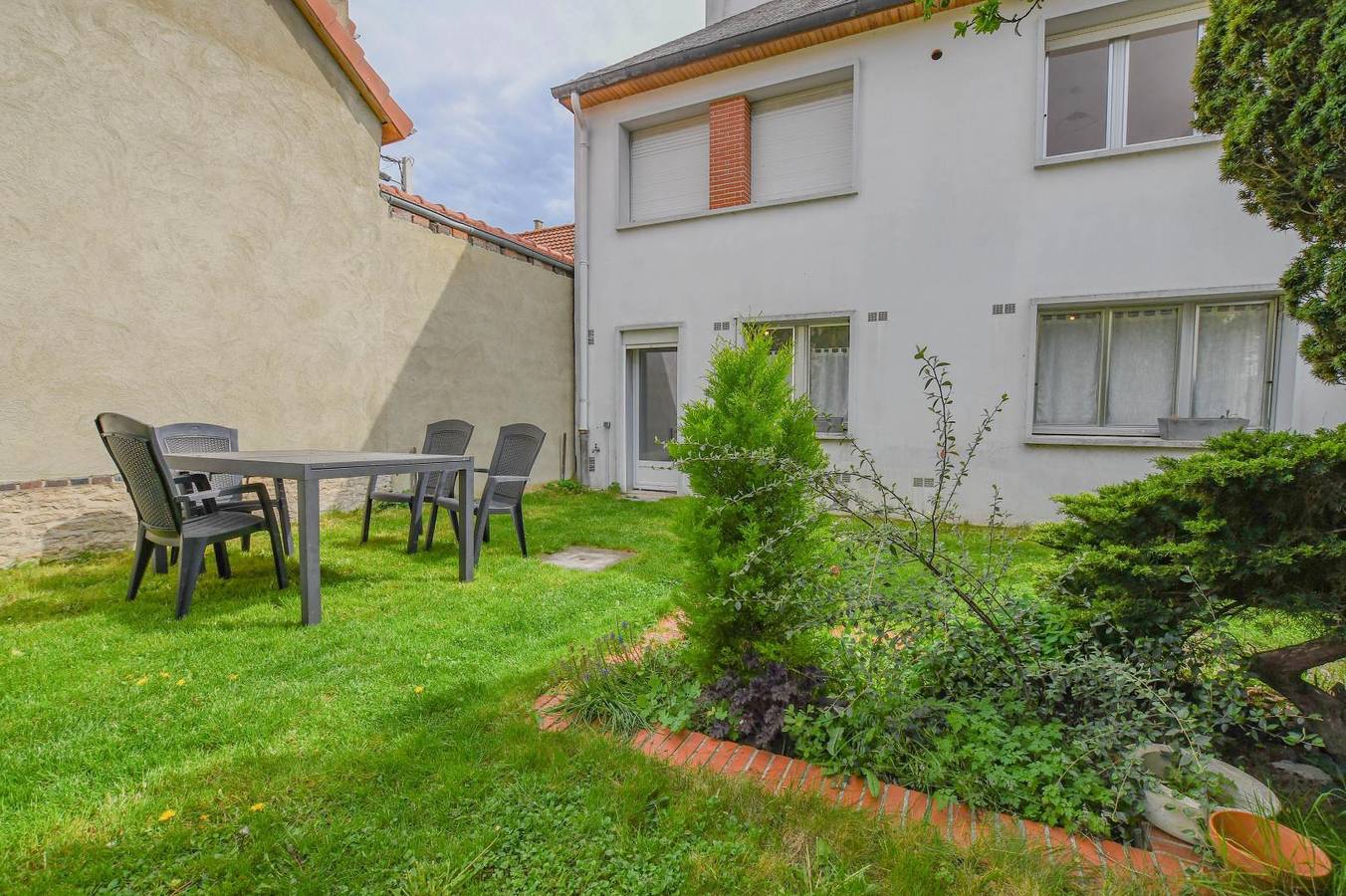 Le Rez de Jardin in Sainte-Savine, Aube (desambiguación)