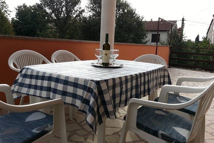 Ganze Wohnung, 3-Zimmer-Ferienwohnung mit Terrasse Valbandon, Fazana A-24921-a in Valbandon, Südküste Istrien