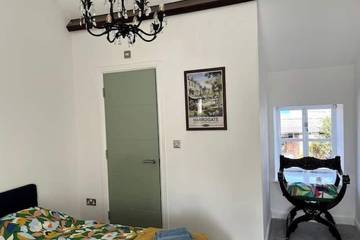 Log Cabin for 4 People in Leeds, West Yorkshire, Photo 2