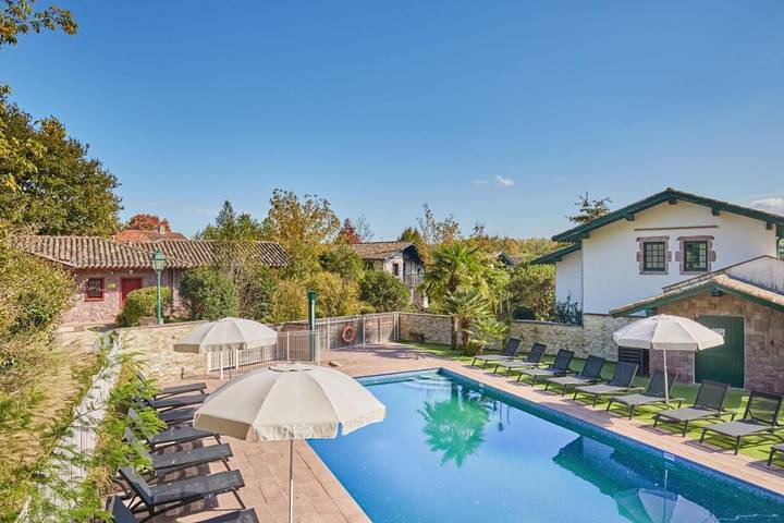 Appart’hôtel pour 8 personnes, avec piscine et balcon