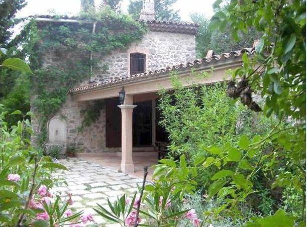 Location de vacances pour 8 personnes, avec piscine ainsi que jardin et vue, adapté aux familles à Seillans