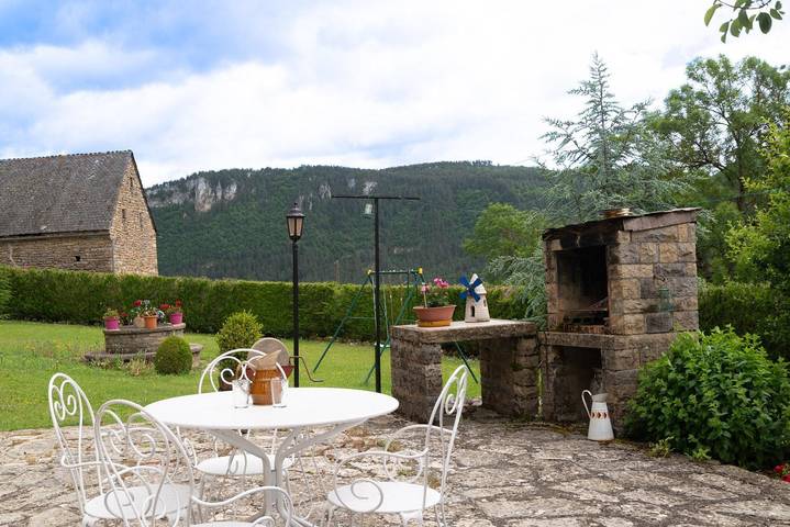 Gîte pour 4 personnes, avec Terrasse ainsi que Jardin et Vue à Esclanèdes