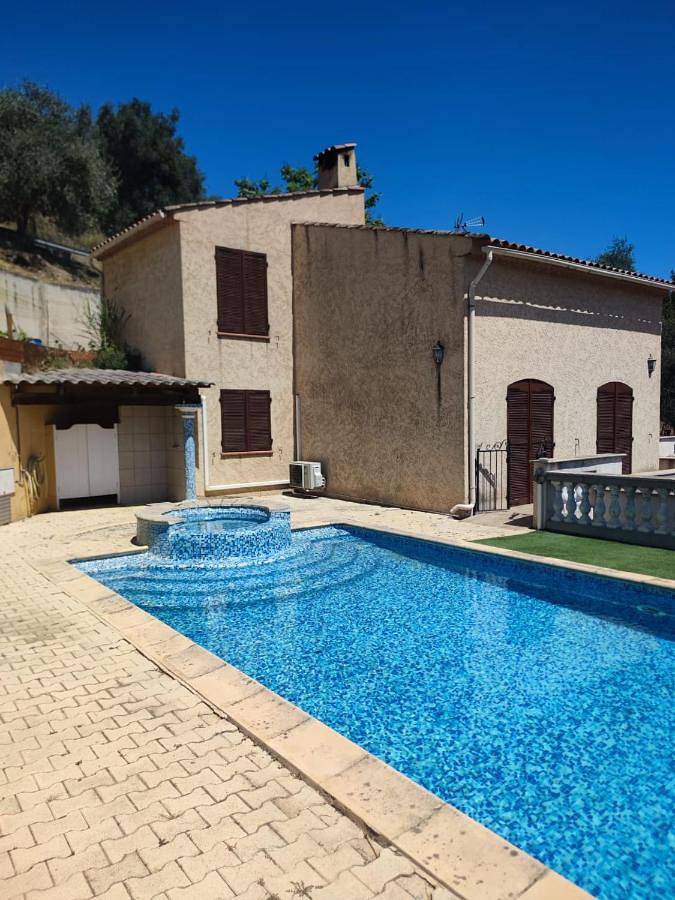 Villa pour 6 personnes, avec Balcon et Terrasse ainsi que Jardin et Piscine