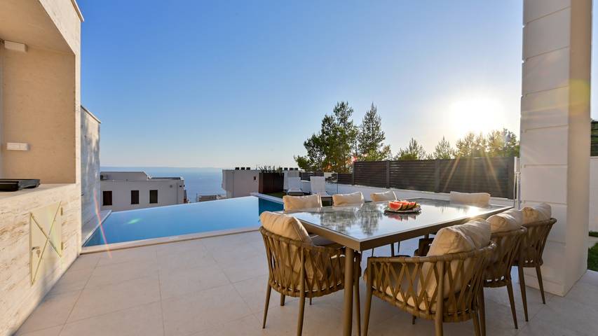 Villa für 7 Personen, mit Whirlpool und Garten sowie Terrasse in Makarska