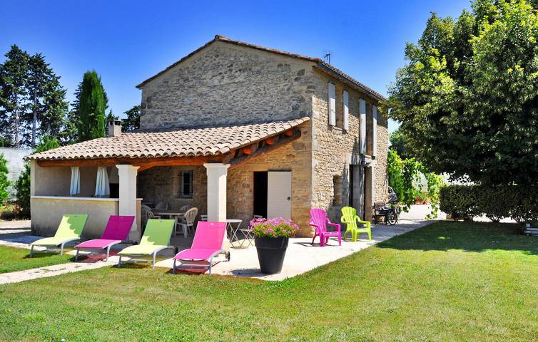 Amplio y cómodo apartamento con aparcamiento, piscina e Internet in L'Isle-sur-la-Sorgue, Vaucluse