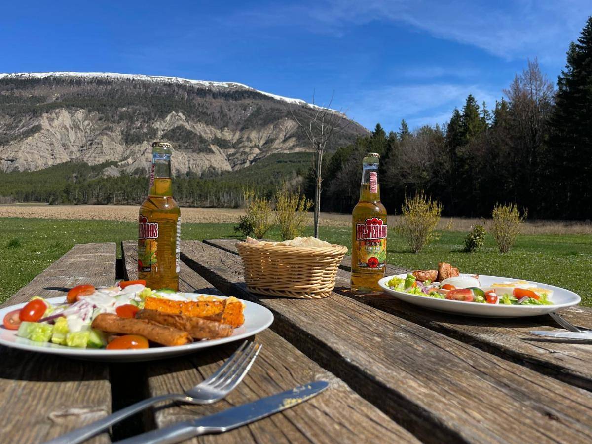 Glamping at Camping La Source in Saint-Pierre-d'Argençon, Région de Gap
