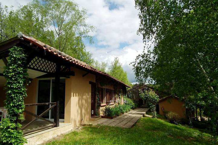 Gîte pour 9 personnes, avec sauna et jardin ainsi que piscine et jacuzzi