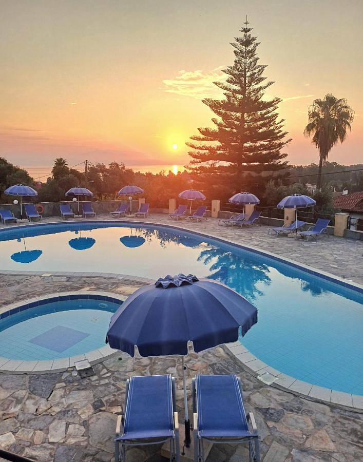 Apartahotel para 5 personas, con jardín y piscina además de piscina para niños y vistas en Corfú