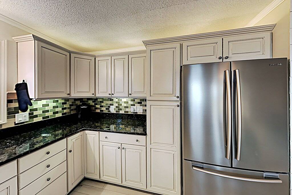 Mountain- & lake-view home with wraparound deck, firepit, & W/D - near dining in Blue Ridge Parkway, Cataloochee Valley