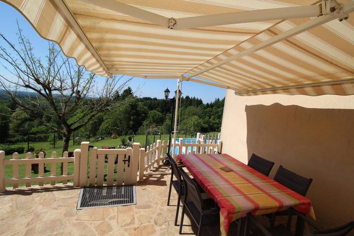 Gîte pour 6 personnes, avec terrasse ainsi que jardin et piscine, animaux acceptés à Dournazac - 3