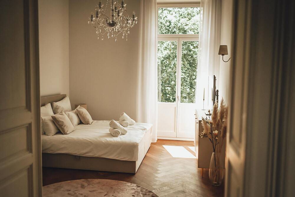 Ganze Wohnung, Classic Suite | Zentrum | Tiefg. Stellpl. | Balkon in Wiesbaden, Rheingau