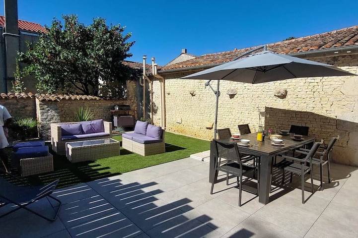 Location de vacances pour 8 personnes, avec terrasse et jardin à La Jarrie