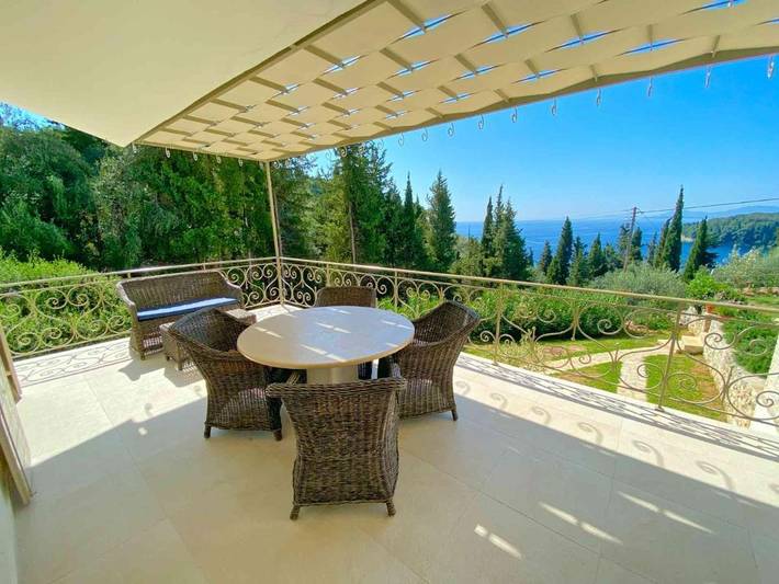 Location de vacances pour 4 personnes, avec Balcon et Terrasse ainsi que Jardin et Piscine