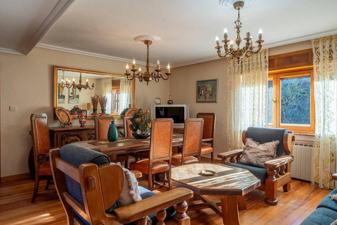 Entire apartment, Apartment 'Casa Geli 2' in La Robellada, Onís – Up to 9 Guests, 4 Bedrooms, 2 Bathrooms in La Robellada, Onís