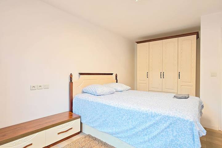 210m² House in Antony for 12 & Parking & Terrace in Antony, Hauts-de-Seine