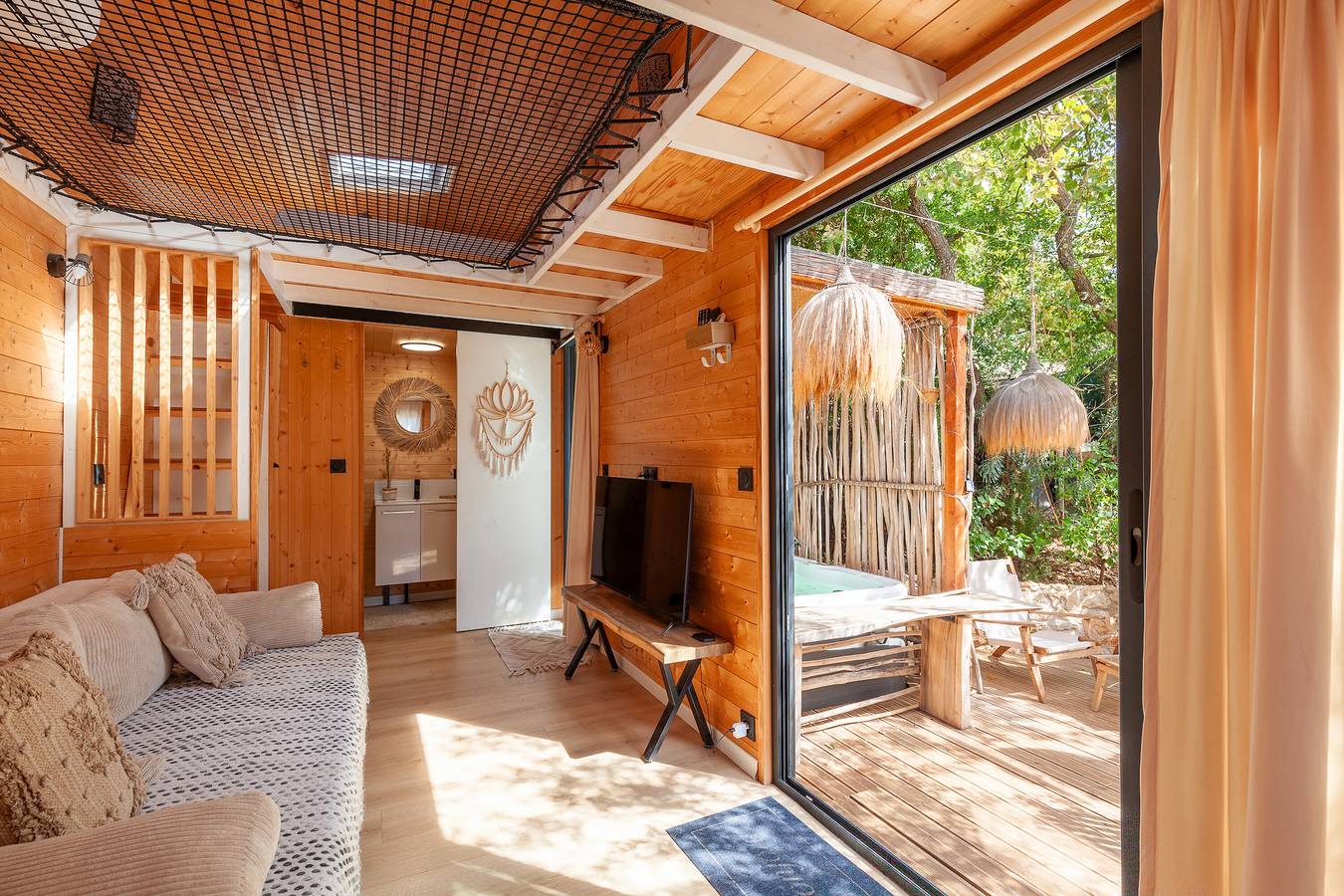 Appartement de vacances entier, Tiny House Bali avec vue sur la montagne, Wi-Fi et climatisation in Peypin, Région de Marseille