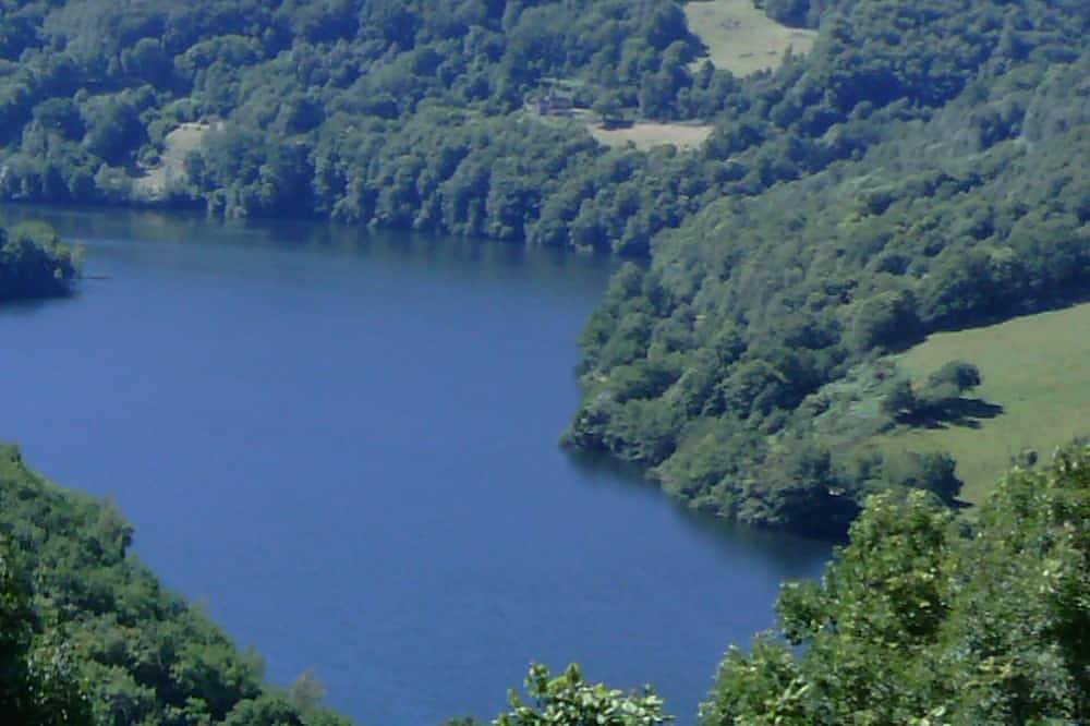 Randonnée  portes de l'Aubrac Vue sur  Lac  4 pers 2 chambres   2wc Mandailles in Castelnau-de-Mandailles, Parc naturel régional de l'Aubrac