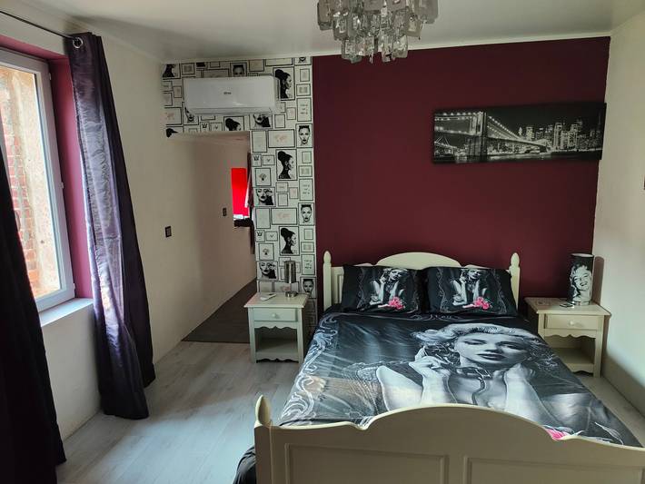 Chambre Marilyn avec terrasse privée, Wi-Fi et climatisation dans maison d'hôtes in Ars-les-Favets, Puy-de-Dôme