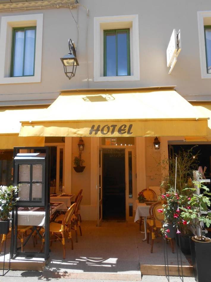 Hôtel pour 2 personnes, avec terrasse dans Office de Tourisme d'Aigues-Mortes en Terre de Camargue - 3