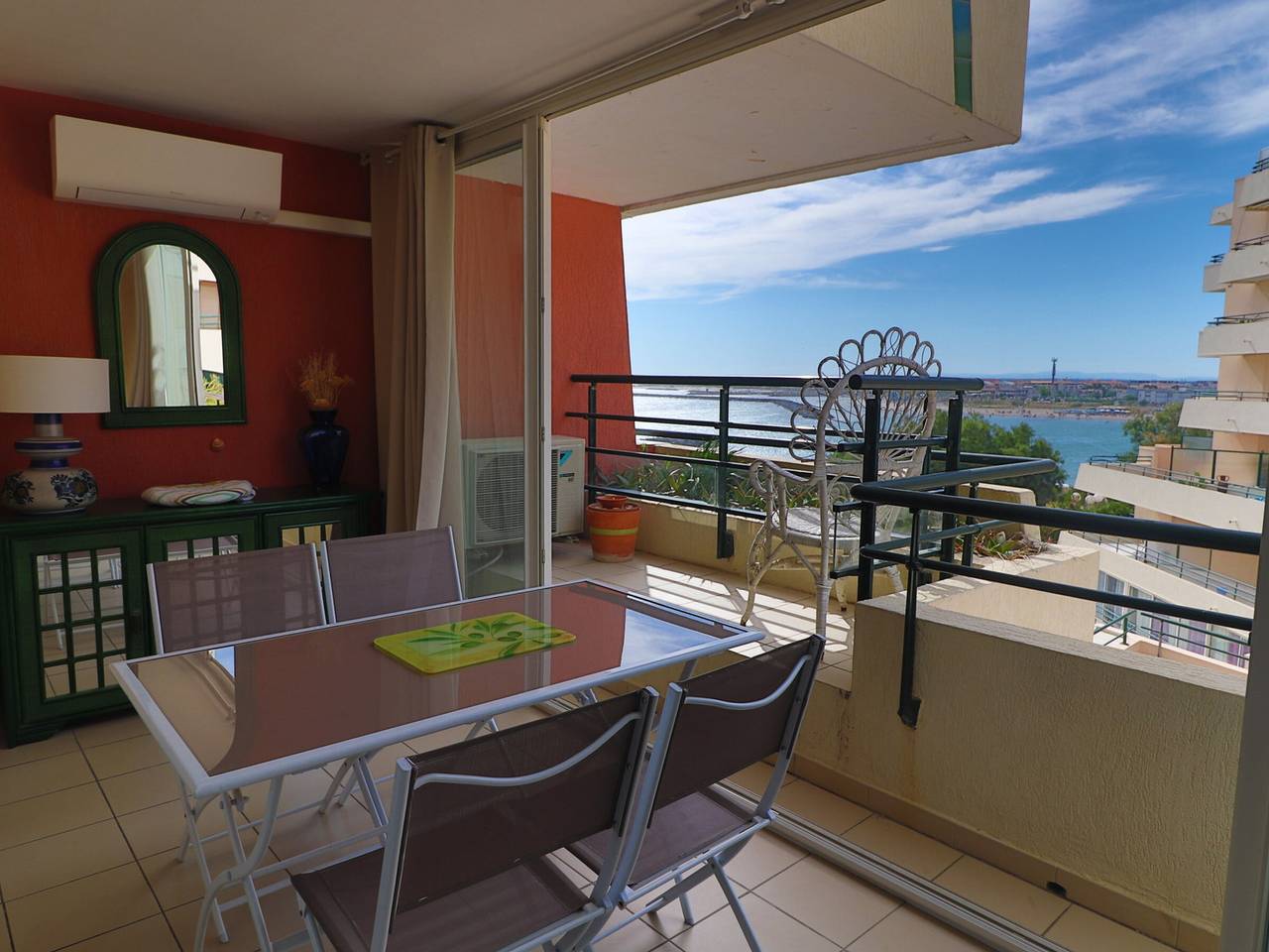 Entire apartment, Air-conditioned 2-room apartment with loggia and beach view in Sète - 4 guests in Sete, Côte d'Améthyste